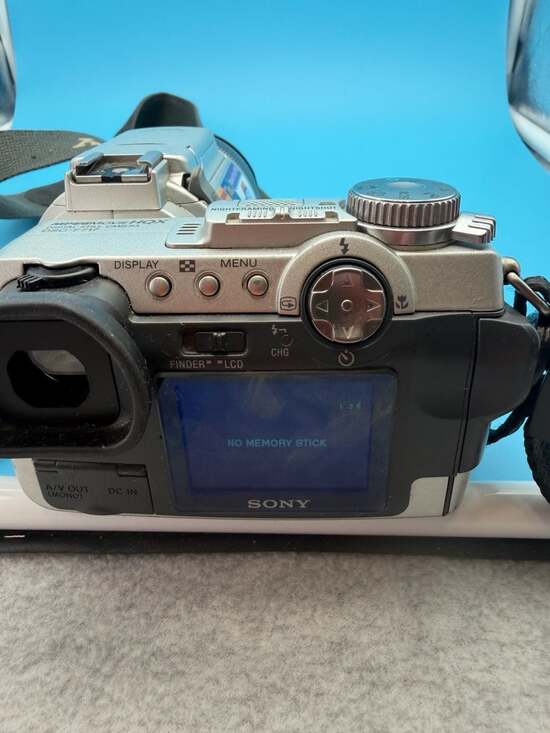 Sony Cyber-shot DSC-F717 MPEG Movie HQX Digital Still Camera 5.0MP Carl Zeiss Le